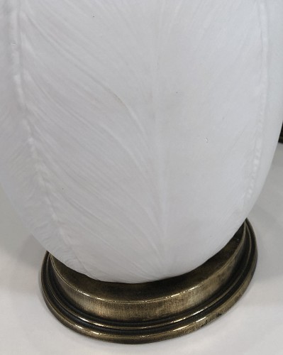 Small White Ceramic Feather Pattern Lamps