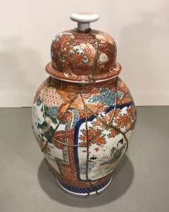 Japanese Imari Vase And Cover Circa 1800 Badly Broken But With Cool Repair ! (T4524)