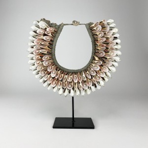 Shell Necklace on Iron Stand (T6202)