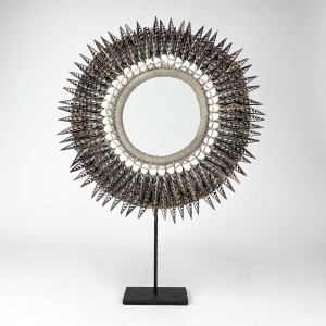 Shell Necklace on Iron Stand (T6205)