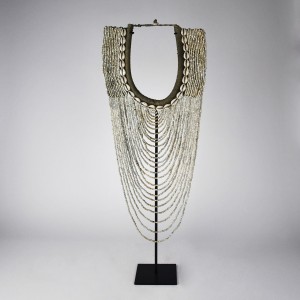 Shell Necklace on Iron Stand (T6214)