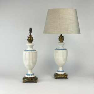 Pair Of Medium White Ceramic Wedgwood Urn Lamps On Antique Brass Bases (T7581)